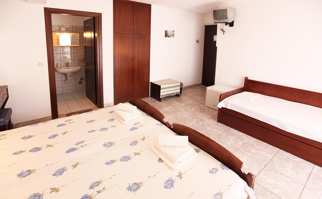 Hotel Fourkos Лименас Екстериор снимка
